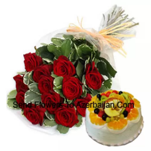 Ramo de 11 rosas rojas con relleno de temporada junto con 1 lb (1/2 kg) de pastel de frutas