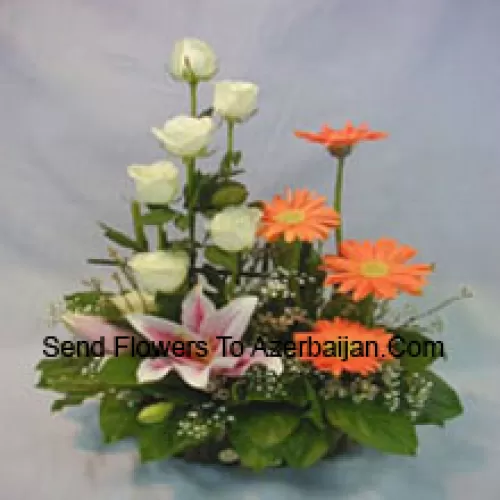 Korb mit verschiedenen Blumen, darunter Lilien, Rosen und Gänseblümchen
