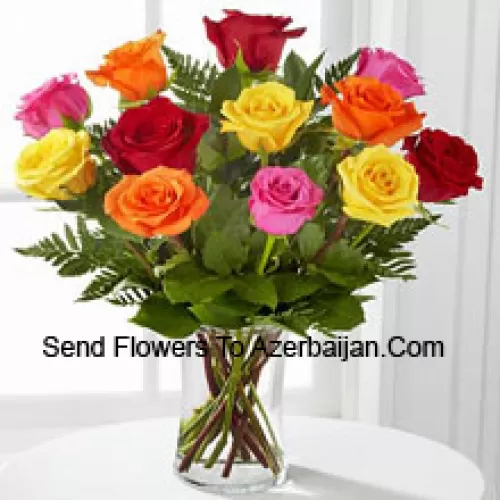 11 Rosas de Colores Mixtos con Algunos Helechos en un Jarrón