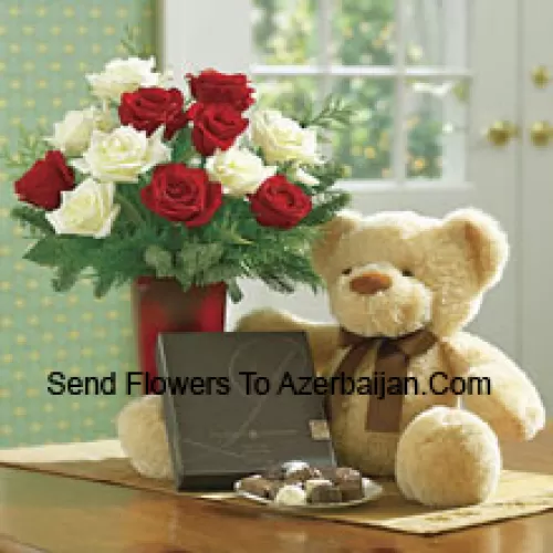 7 roses rouges et 6 blanches avec des fougères dans un vase, un mignon ours en peluche brun clair de 10 pouces et une boîte de chocolats