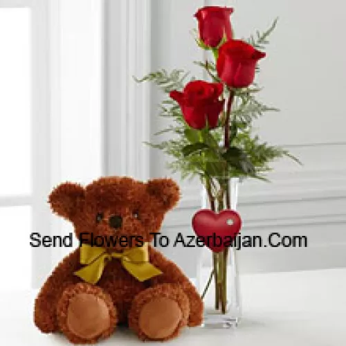 Drei rote Rosen in einer roten Reagenzglasvase und ein süßer brauner 10 Zoll Teddybär (Wir behalten uns das Recht vor, die Vase bei Nichtverfügbarkeit zu ersetzen. Begrenzter Vorrat)